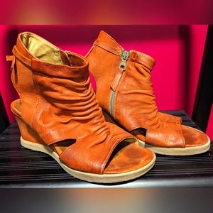 MJUS cut out shooties in rust orange, size EU 38